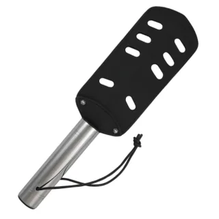 Paddel aus Leder und Metall mit Löchern