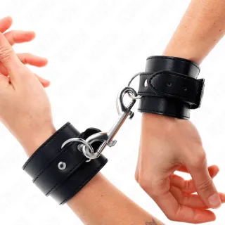 Fetisch-Toy KINK Handfesseln mit Nietenreihe und großer Schnalle Schwarz 28 cm