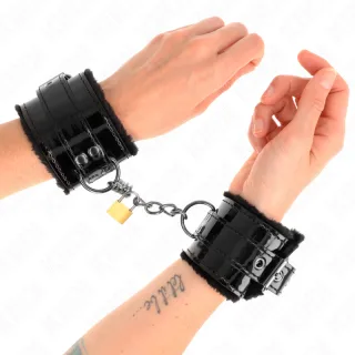 Fetisch-Toy KINK Handfesseln in Lack mit Plüsch und Schloss Schwarz 29 cm