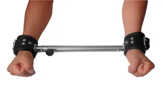 Spreizstange mit Handfesseln