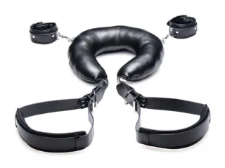 Sling mit Handfesseln